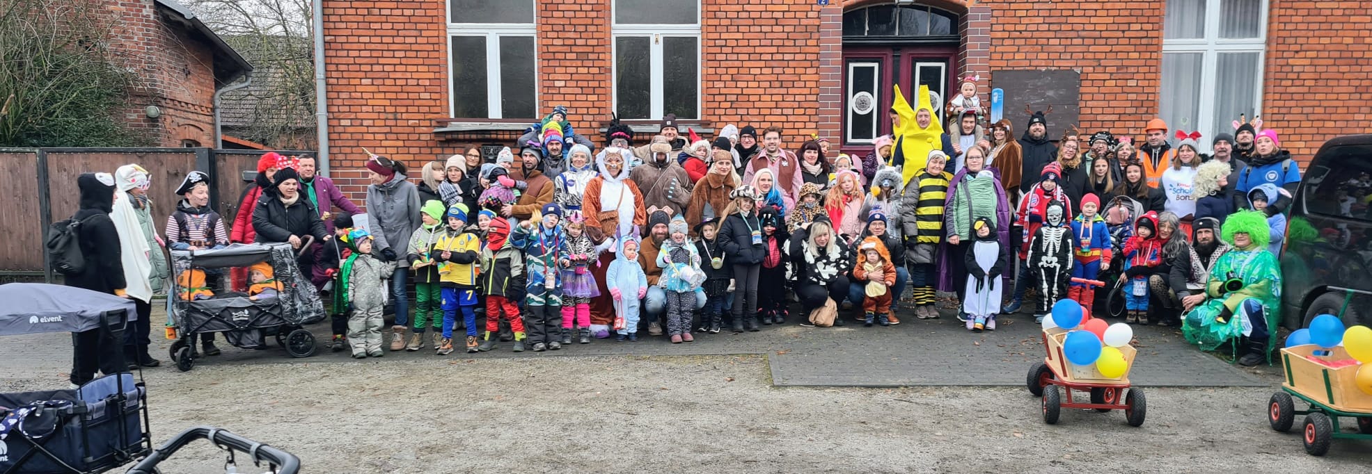 Gruppenfoto vor dem Gasthof Zur Linde