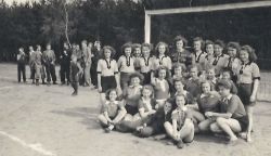 Sportplatzmaedchen.jpg